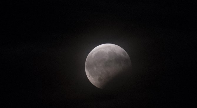 Вижте снимки от частичното лунно затъмнение у нас