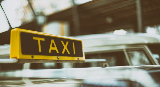 Задържаха 67-годишна таксиджийка за телефонни измами в София