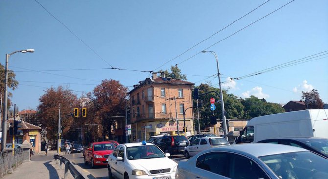Хаос в трафика в центъра на София заради повредени светофари (снимки)