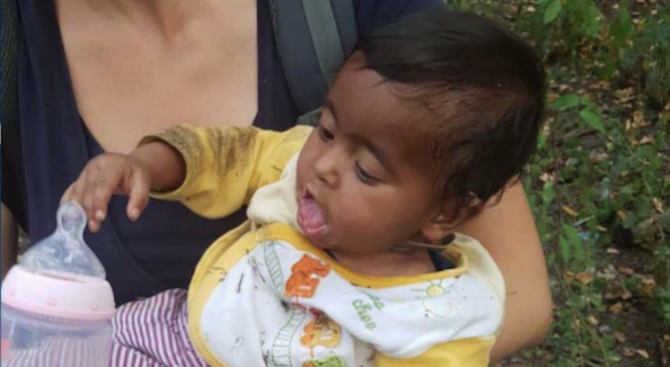 Изоставеното бебе спало непробудно 12 часа след спасяването му