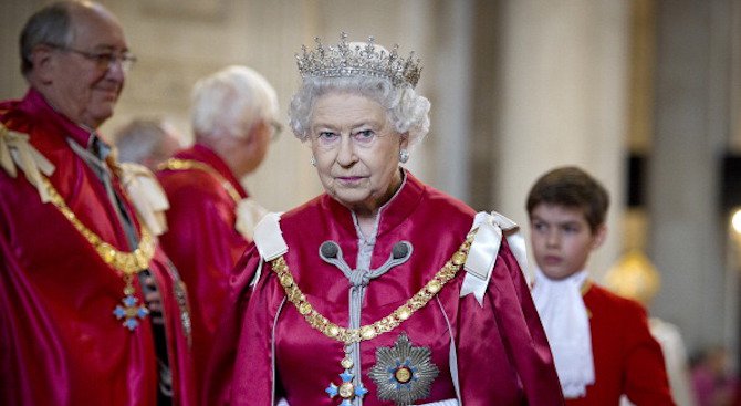 Кралица Елизабет II се оттегля от трона