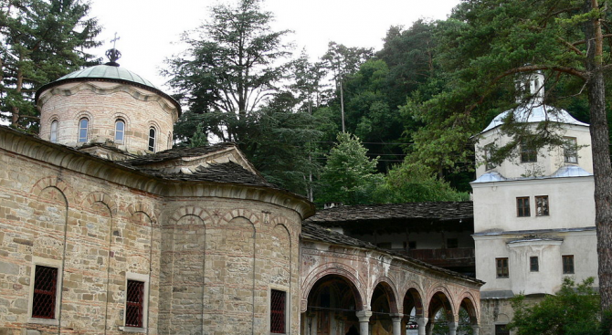 Патриарх Неофит бе посрещнат в храма на Троянския манастир