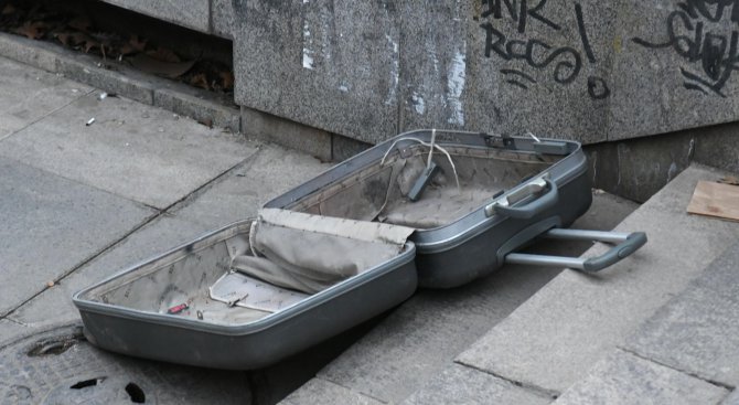 Забравен куфар вдигна на крак полицията във Велинград