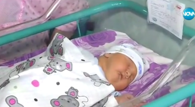 Бебе, тежащо 5,2 кг се роди във Варна (снимки)