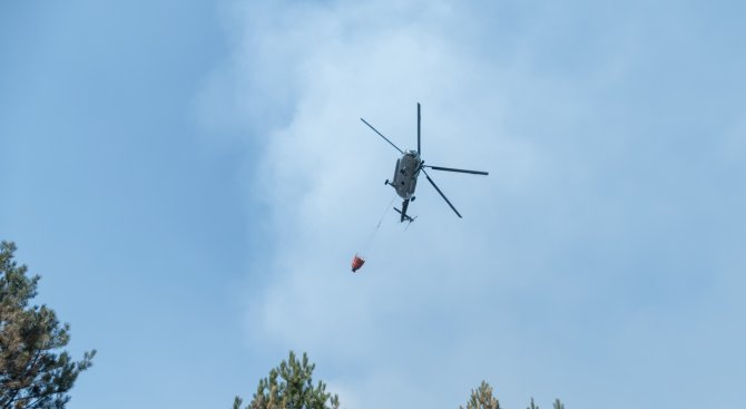 Два вертолета Ми-17 и 118 военни участваха днес в борбата с пожарите в областите Благоевград и Хаско