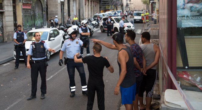 Испанската полиция с нов обиск след атентатите в Каталуния