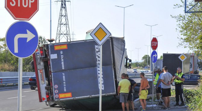 Камион се обърна на Околовръстното шосе на Бургас (снимки)