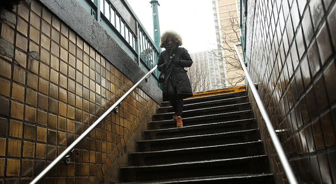 Мъж блъсна жена върху релси на нюйрокското метро