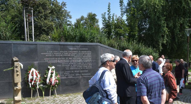 Почетоха паметта на жертвите на комунизма на Мемориала край НДК (снимки)