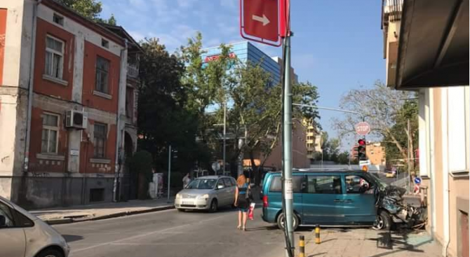 Бус се вряза в къща в Пловдив (снимка)
