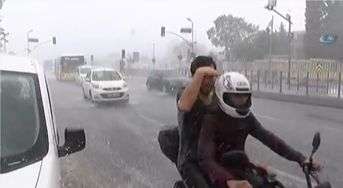 Силна буря наводни Истанбул (видео)