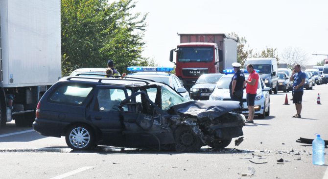 79-годишен шофьор навлезе в насрещното в Бургас, петима са в болница (снимки)