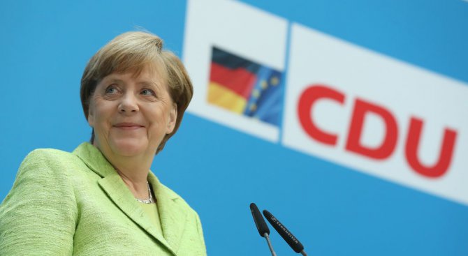 Блокът на Ангела Меркел изпреварва социалдемократите с 13 %