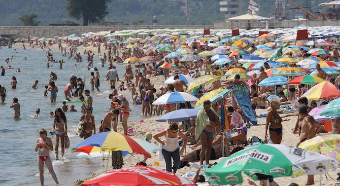 Спасители и медицински екипи по плажовете във Варна до края на септември