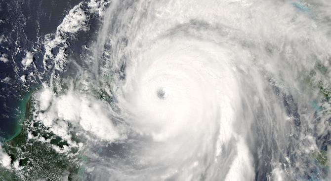Ураганът Ирма вече е от четвърта степен и заплашва Карибите