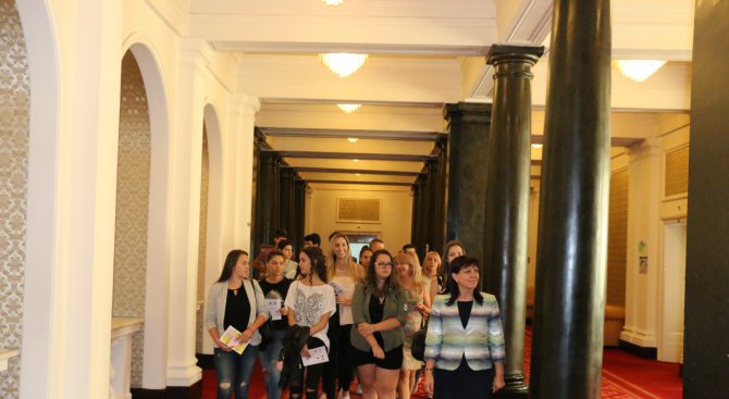 Цвета Караянчева посрещна най-ранобудните посетители на парламента днес (снимки)