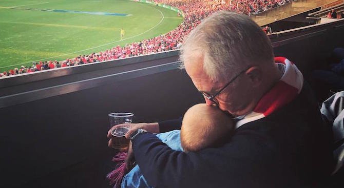 Снимка на австралийския премиер с бира в една ръка и бебе в другата взриви мрежата (снимка)