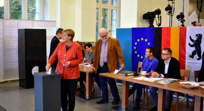 Ангела Меркел също гласува