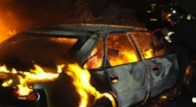 Лек автомобил изгоря напълно