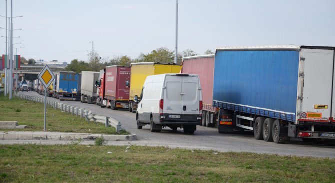 По 1 км колона от товарни автомобили са се образували на ГКПП „Елхово” и „Видин” на изход от странат