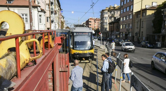 Трамвай дерайлира в центъра на София (снимки)