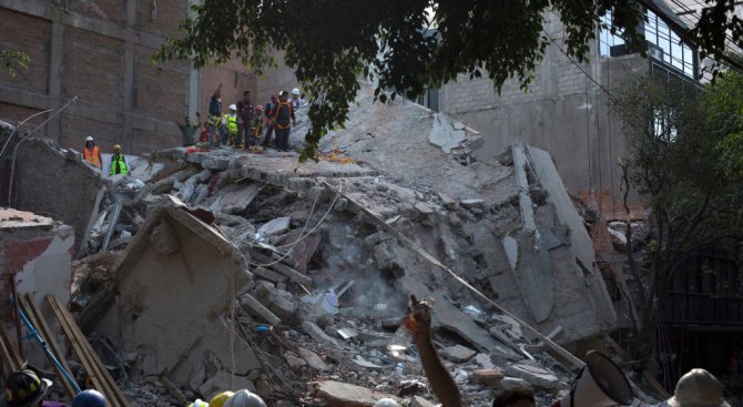Властите в Мексико обявиха извънредно положение в пострадал от земетресението южен щат