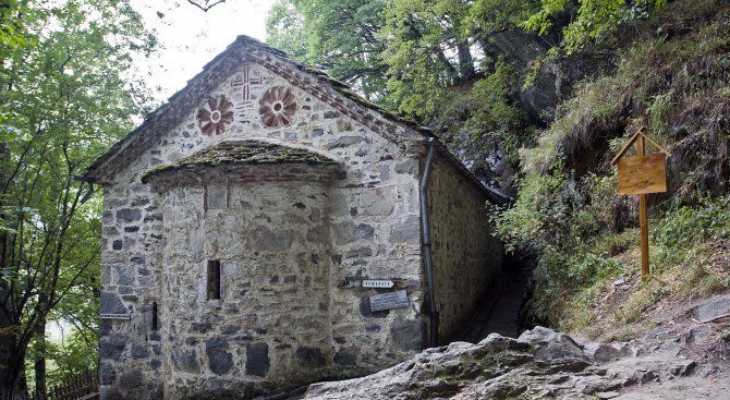 Църквата до пещерата на Св. Иван Рилски се руши