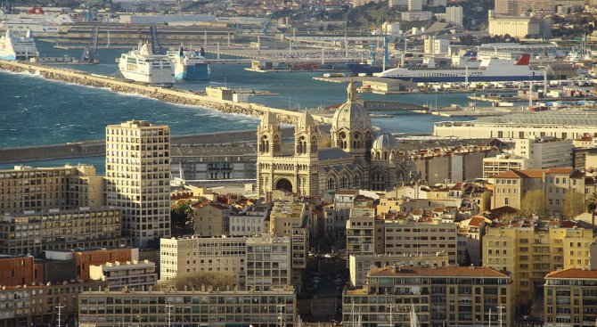 Двама загинаха след нападение с нож на гаратa в Марсилия