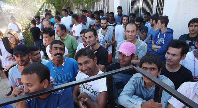 ЕК предлага още поне 50 000 мигранти да бъдат приети в ЕС