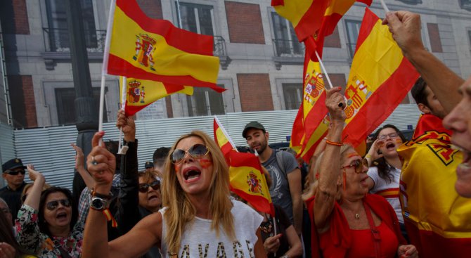 Най-малко 11 полицаи са пострадали в хода на референдума в Каталуния