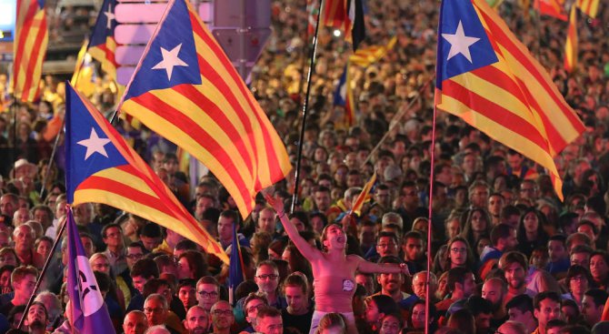 В цяла Испания се проведоха демонстрации за и против референдума в Каталуния