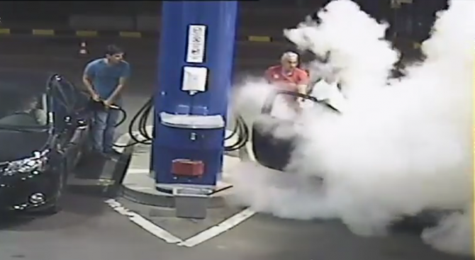 Столичен бензинджия шокира с пожарогасител перничанин със запалена цигара (видео)