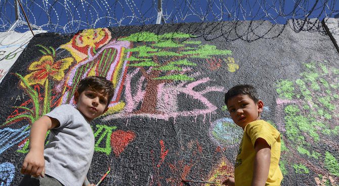 Деца и художници изрисуваха оградата на бежанския лагер в Харманли (снимки)