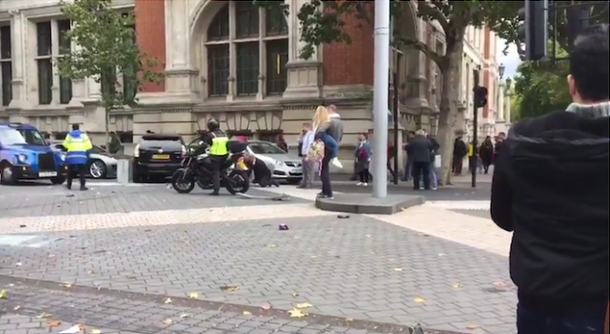 Кола се вряза в пешеходци на тротоар в Лондон, има ранени (обновена+видео+снимки)