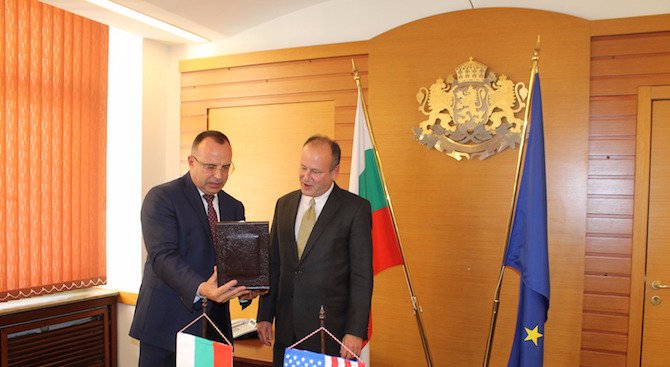 Министър Порожанов се срещна с посланика на САЩ Ерик Рубин (снимки)