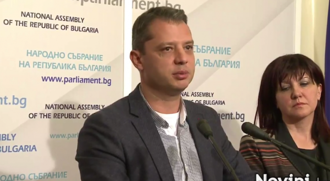 Народното събрание гласува оставката на Делян Добрев