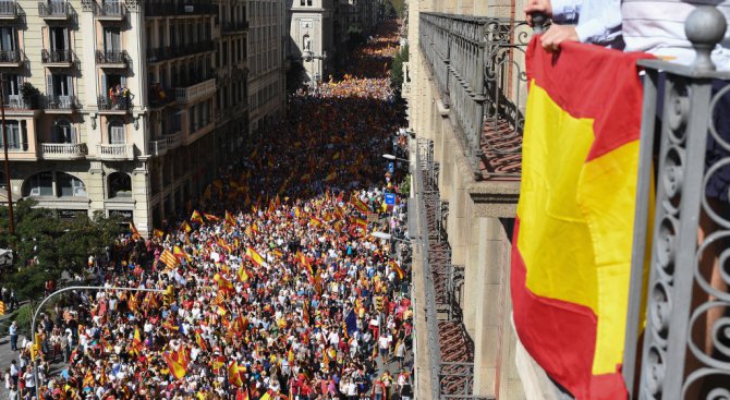 Стотици хиляди на шествие в Барселона против отцепването на Каталуния (видео+снимки)