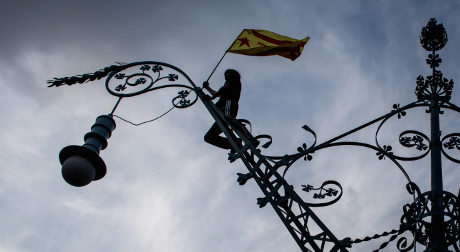 Испанските власти тръгват към &quot;ядрената опция&quot; в кризата с Каталуния