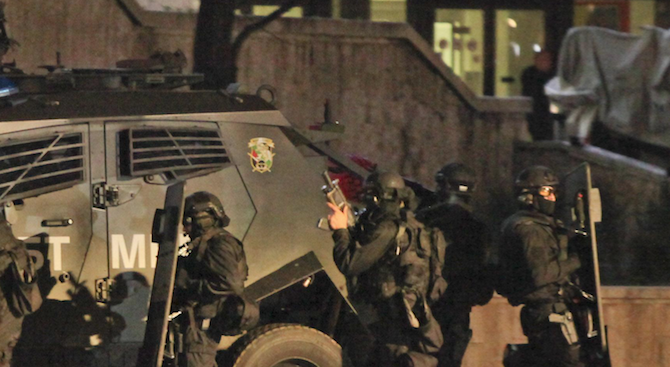 МВР удари наркогрупа в столицата, има задържан полицай (обновена)