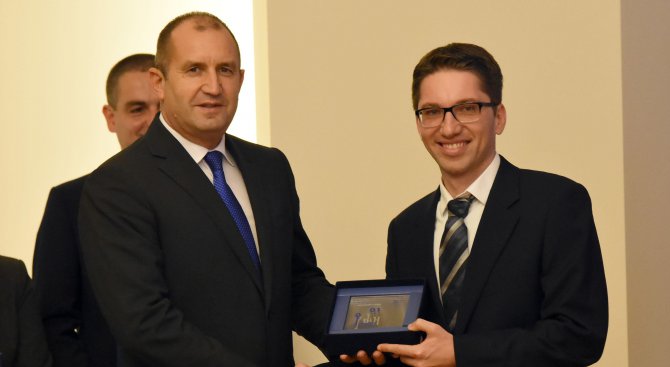Президентът Радев връчи голямата награда „Джон Атанасов“ на Васил Денчев (снимки)