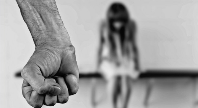 17 г. затвор за мъж, изнасилил малолетната си дъщеря