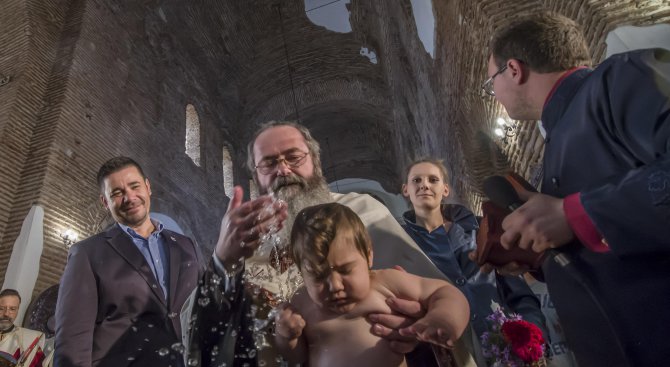 Кръстиха хиляда новородени бебета в София (галерия)