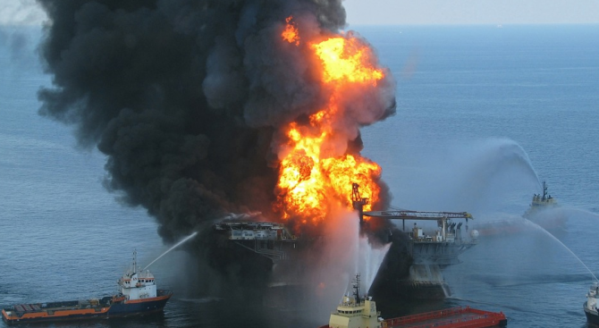 Взрив на нефтена платформа в САЩ (видео)