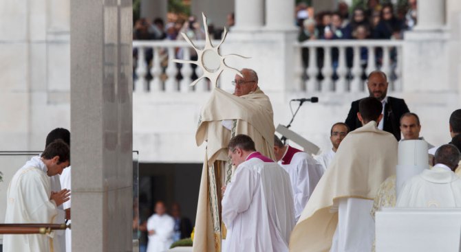 Бунт срещу папа Франциск зрее във Ватикана?