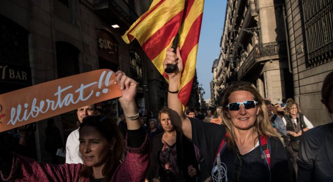 Едностранното обявяване на независимост от Каталуния и прецедентите в Европа (снимки)
