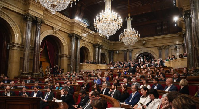 Каталунски депутат скъса декларацията за независимост в местния парламент (обновена+видео)