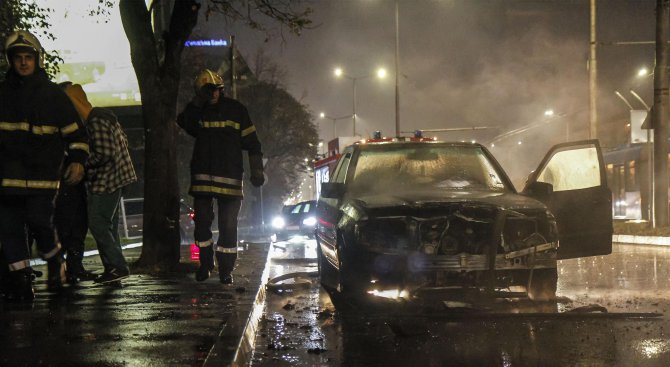 Кола се запали в локалното на столичното Цариградско шосе (снимки)