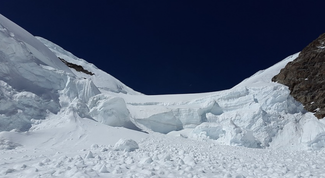 Лавина затрупа 10 алпинисти на връх Отгон Тенгер