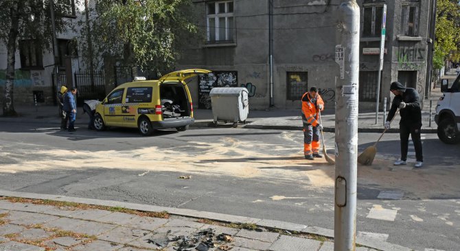 Мерцедес отнесе такси на столично кръстовище (снимки)