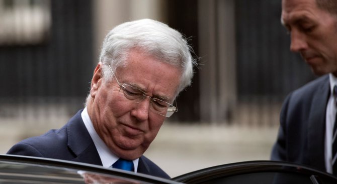 Британският министър на отбраната е подал оставка